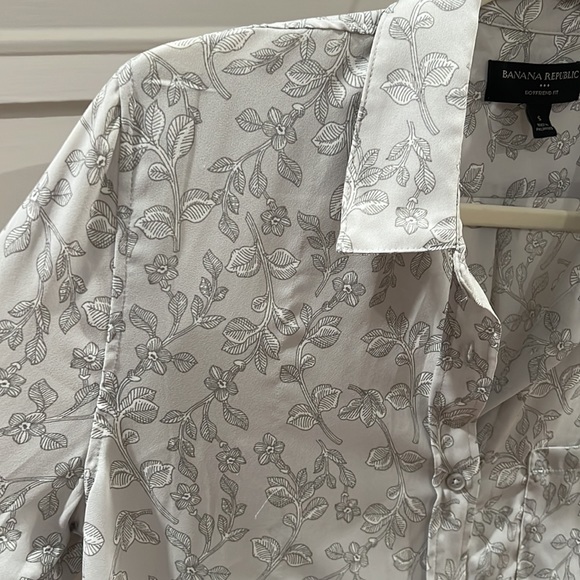 Banana Republic Boyfriend Fit Button Down Gray Floral Print Shirt - Size Small - Picture 4 of 8